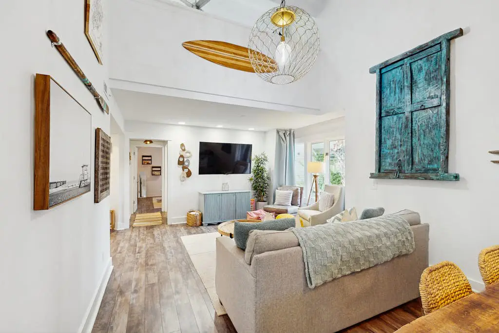 Cheerful condo with shared pool, close to beach, golf, tennis and shopping