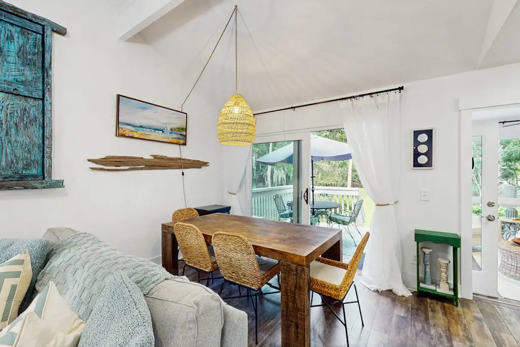 Cheerful condo with shared pool, close to beach, golf, tennis and shopping