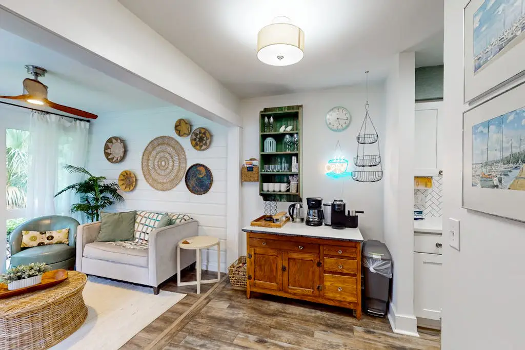 Cheerful condo with shared pool, close to beach, golf, tennis and shopping