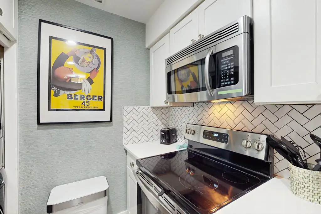 Cheerful condo with shared pool, close to beach, golf, tennis and shopping