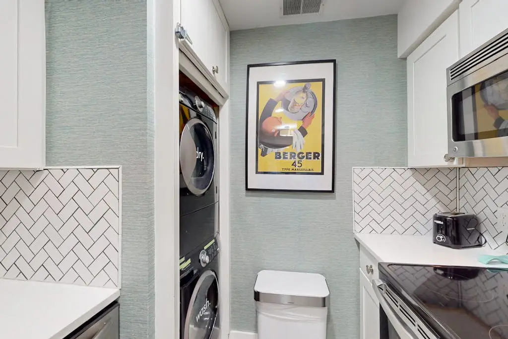 Cheerful condo with shared pool, close to beach, golf, tennis and shopping