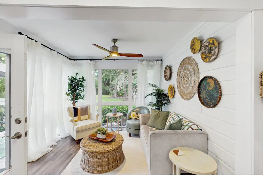 Cheerful condo with shared pool, close to beach, golf, tennis and shopping