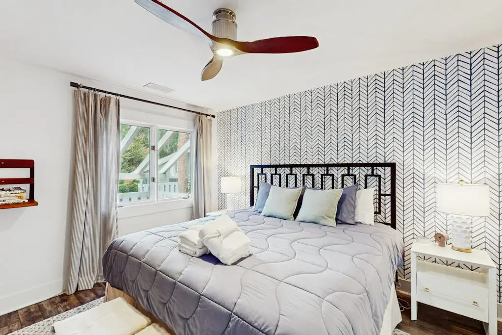 Cheerful condo with shared pool, close to beach, golf, tennis and shopping