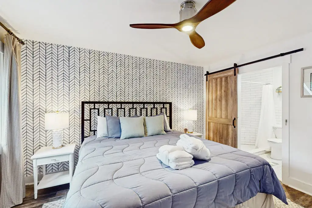 Cheerful condo with shared pool, close to beach, golf, tennis and shopping
