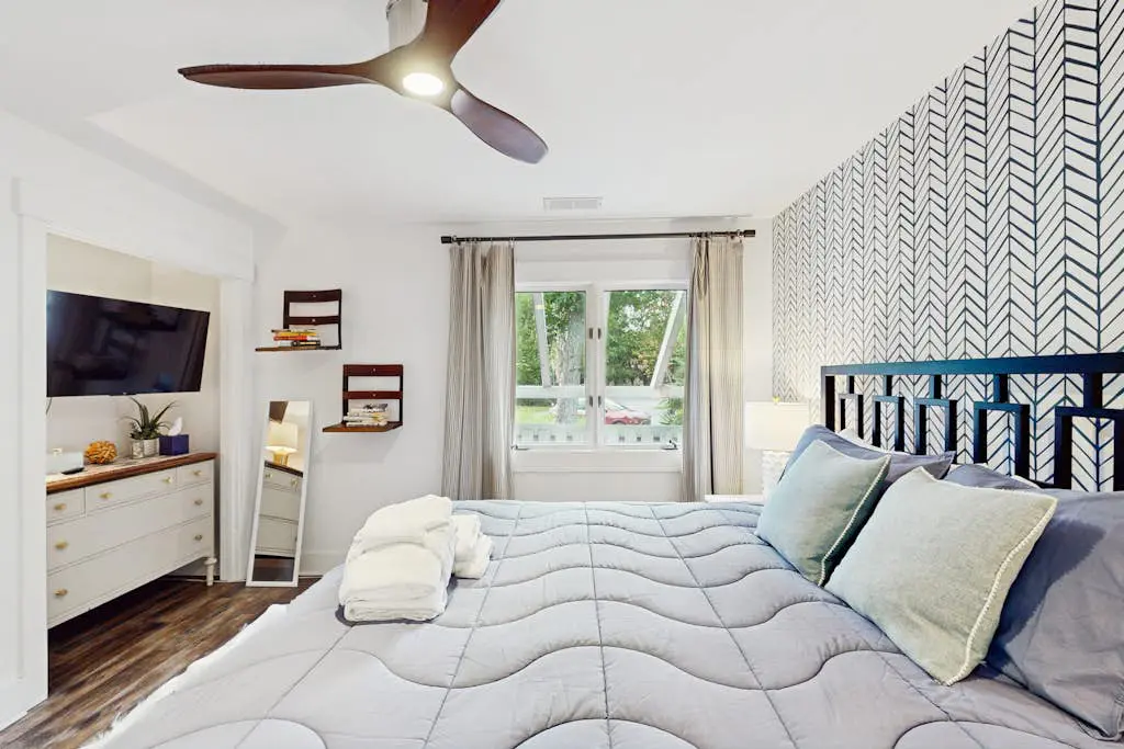 Cheerful condo with shared pool, close to beach, golf, tennis and shopping