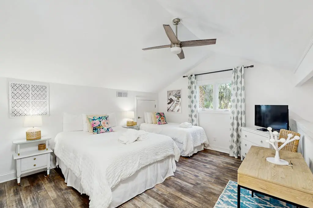 Cheerful condo with shared pool, close to beach, golf, tennis and shopping
