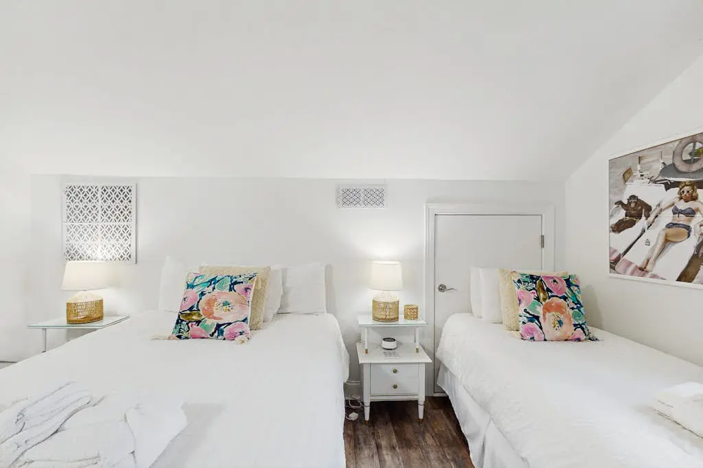 Cheerful condo with shared pool, close to beach, golf, tennis and shopping