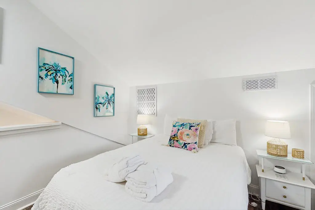 Cheerful condo with shared pool, close to beach, golf, tennis and shopping