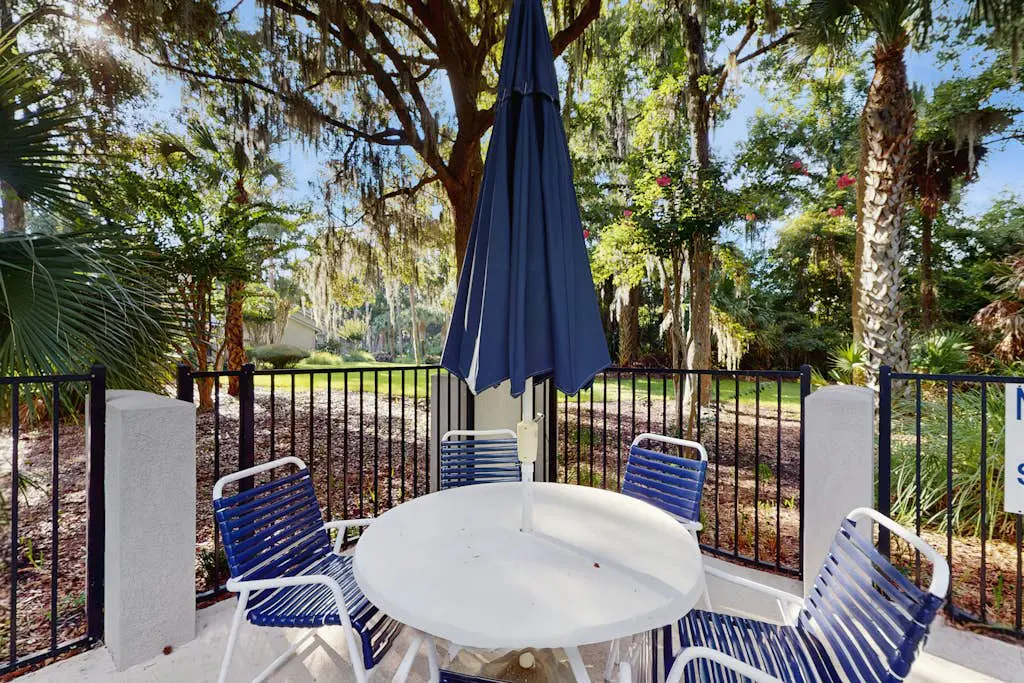 Cheerful condo with shared pool, close to beach, golf, tennis and shopping