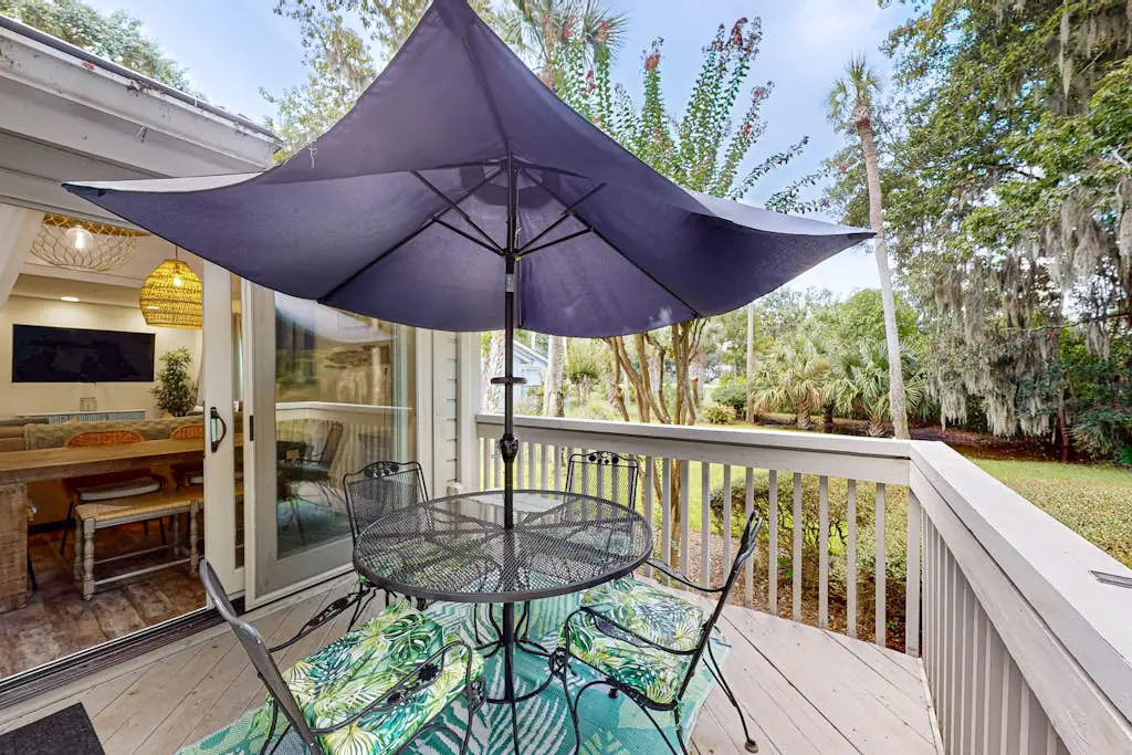 Cheerful condo with shared pool, close to beach, golf, tennis and shopping
