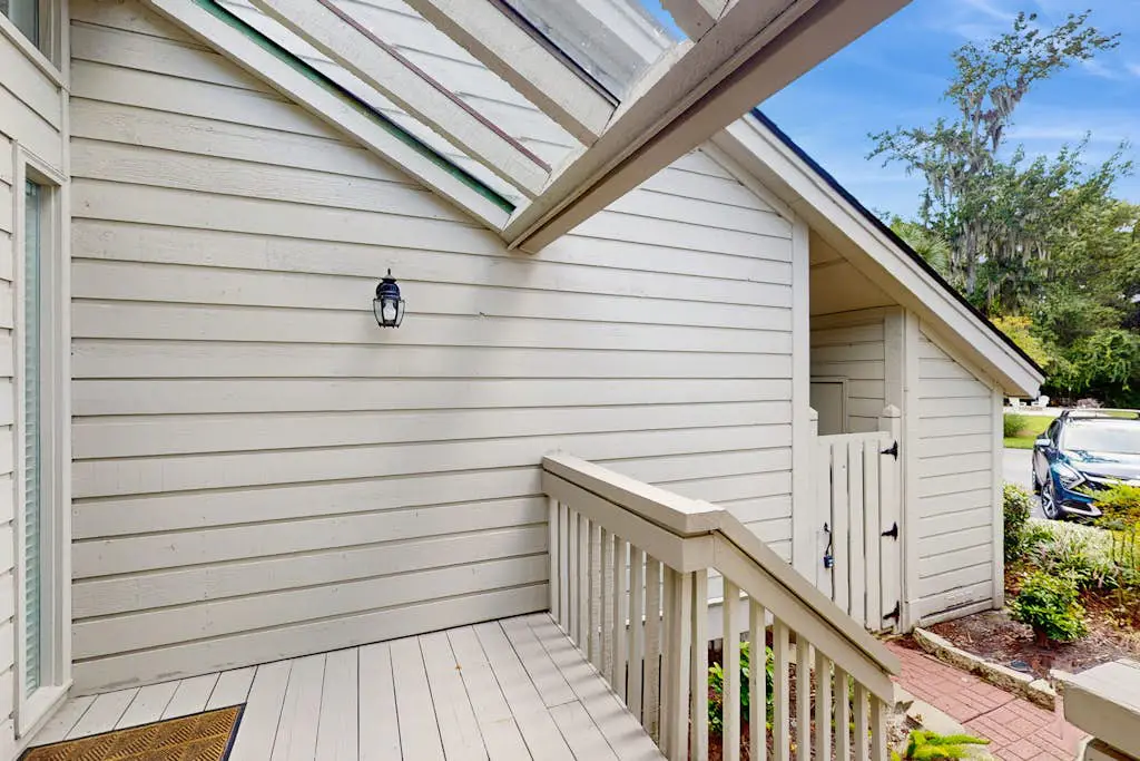 Cheerful condo with shared pool, close to beach, golf, tennis and shopping