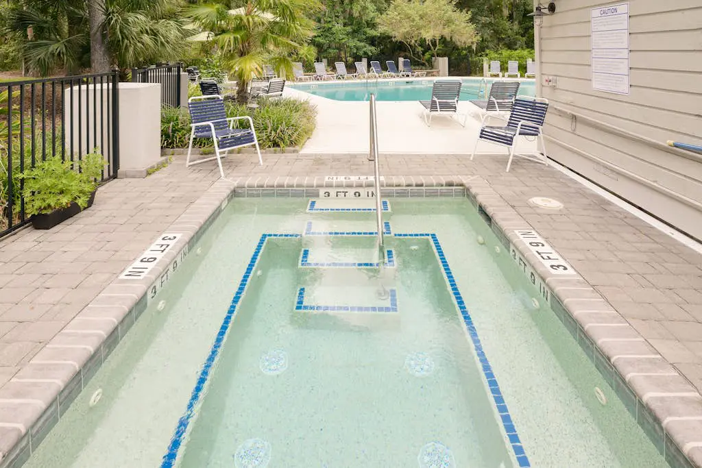Cheerful condo with shared pool, close to beach, golf, tennis and shopping
