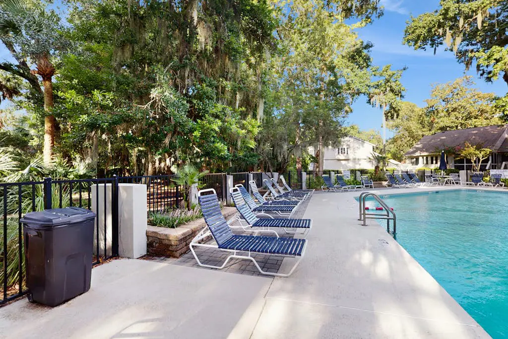 Cheerful condo with shared pool, close to beach, golf, tennis and shopping