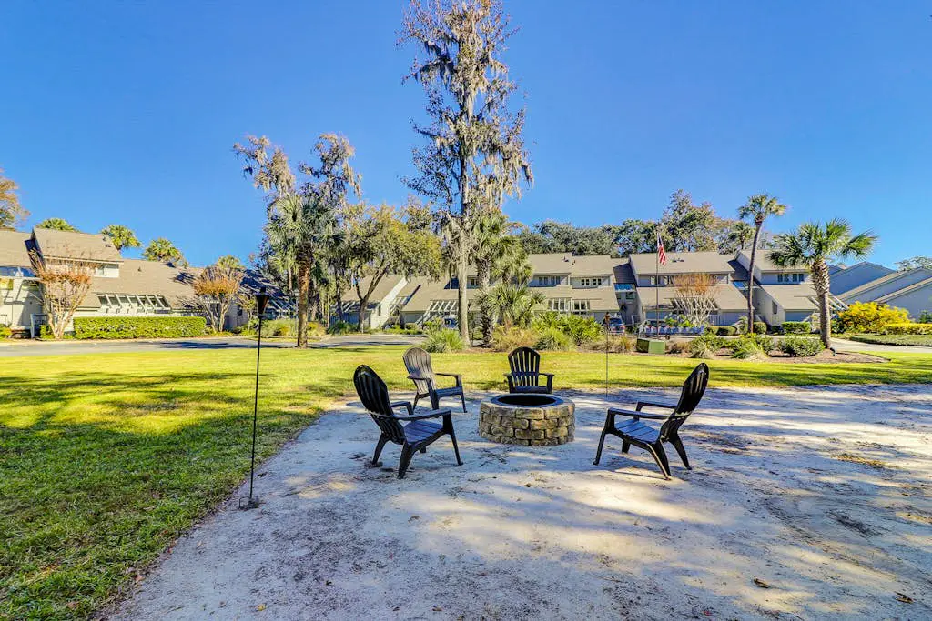 Cheerful condo with shared pool, close to beach, golf, tennis and shopping