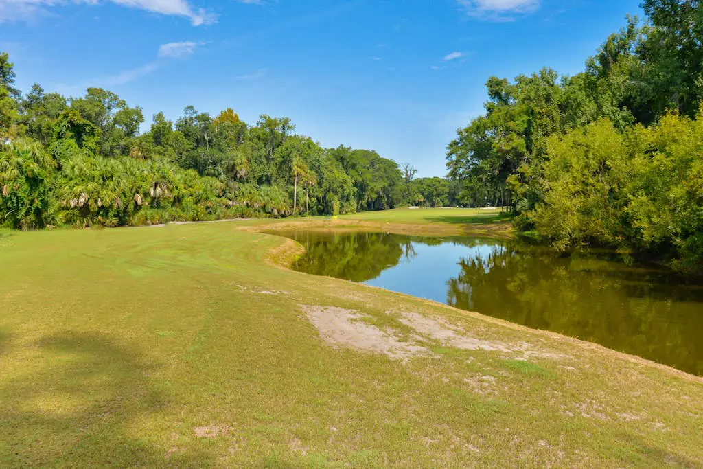 Cheerful condo with shared pool, close to beach, golf, tennis and shopping