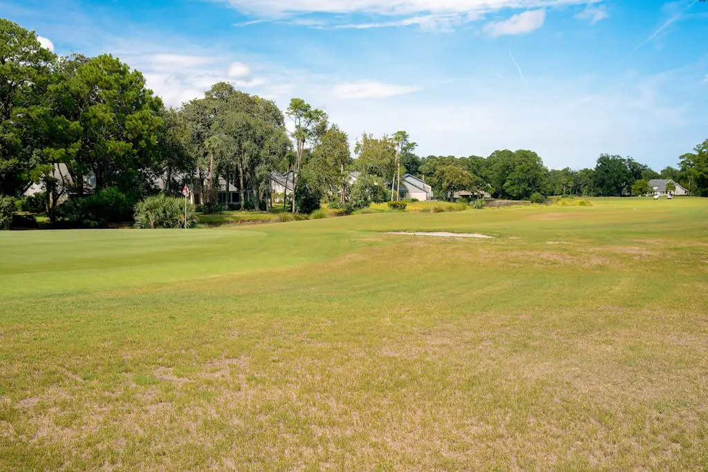 Cheerful condo with shared pool, close to beach, golf, tennis and shopping