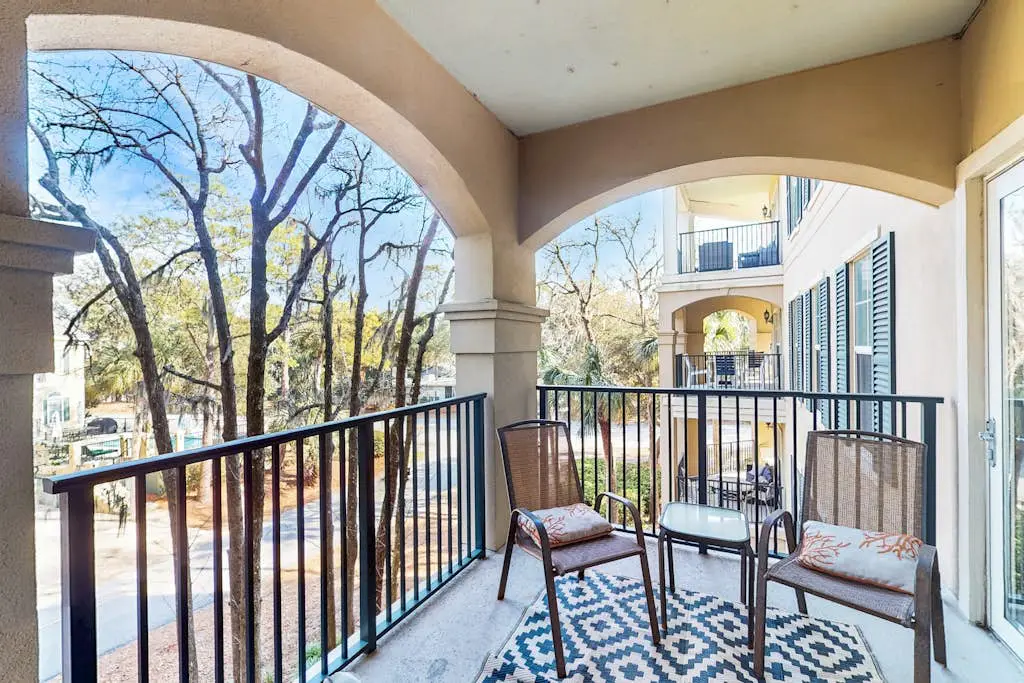 Lovely villa with balcony, rooftop pool, hot tub, & parking - 1 block to beach