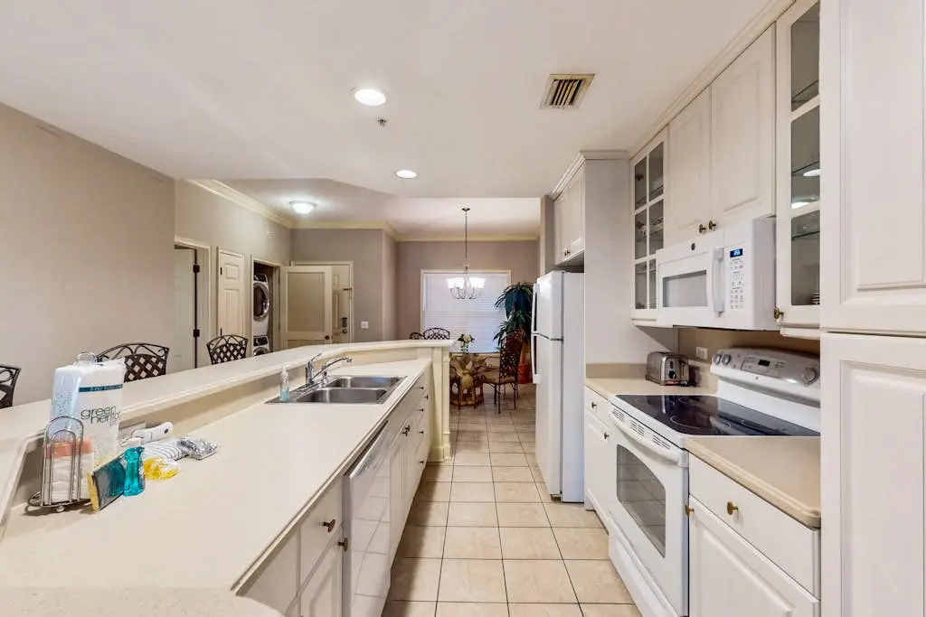Lovely villa with balcony, rooftop pool, hot tub, & parking - 1 block to beach