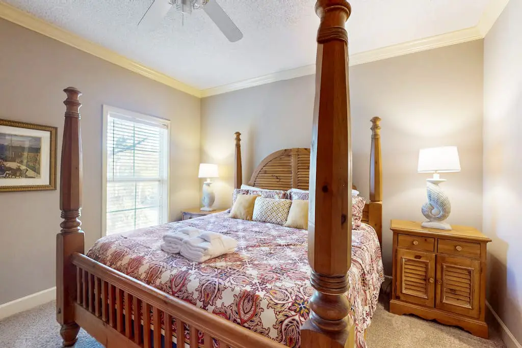 Lovely villa with balcony, rooftop pool, hot tub, & parking - 1 block to beach