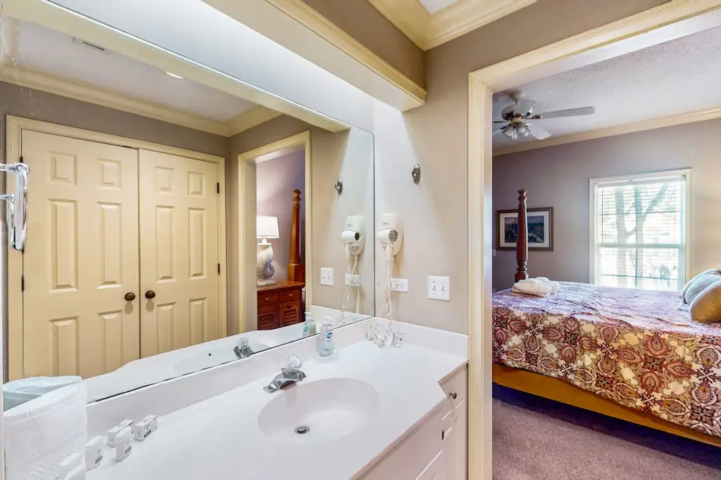 Lovely villa with balcony, rooftop pool, hot tub, & parking - 1 block to beach