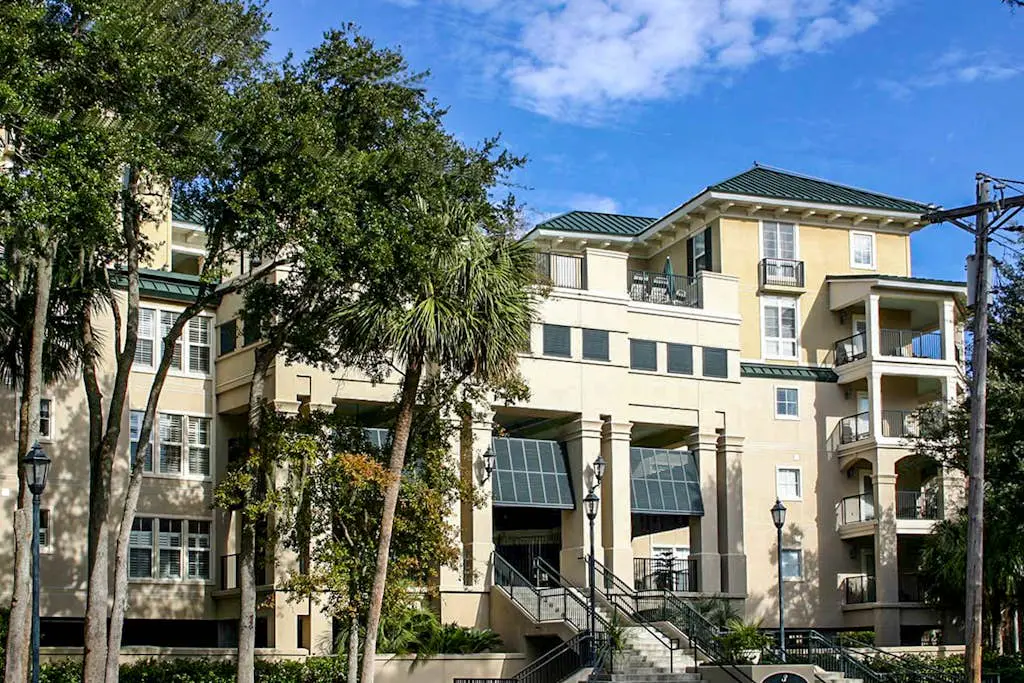 Lovely villa with balcony, rooftop pool, hot tub, & parking - 1 block to beach