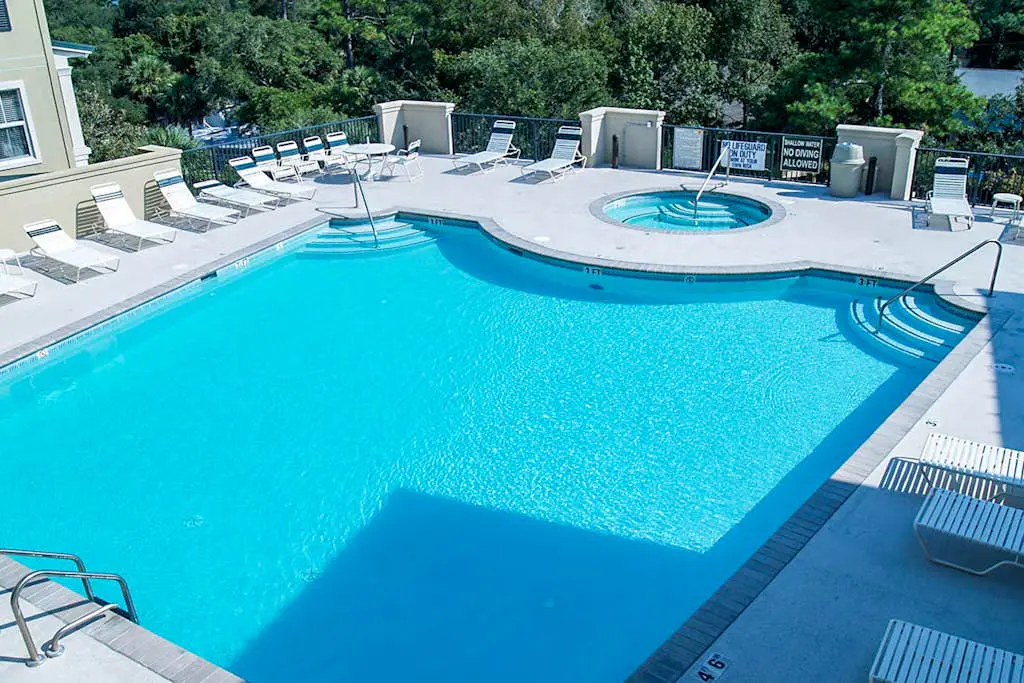 Lovely villa with balcony, rooftop pool, hot tub, & parking - 1 block to beach