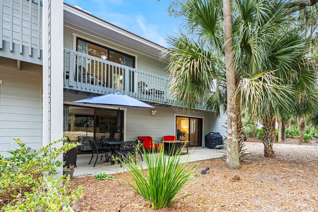 Charming Townhome with Golf Course View,On-site Pool and Short Walk to Beach!