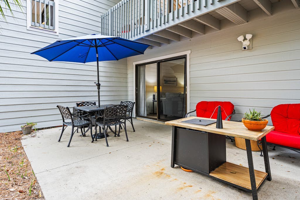 Charming Townhome with Golf Course View,On-site Pool and Short Walk to Beach!