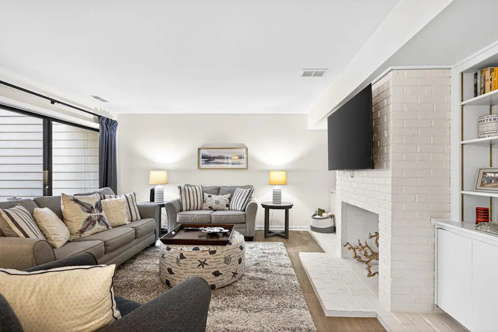 Charming Townhome with Golf Course View,On-site Pool and Short Walk to Beach!