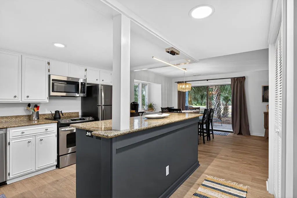 Charming Townhome with Golf Course View,On-site Pool and Short Walk to Beach!