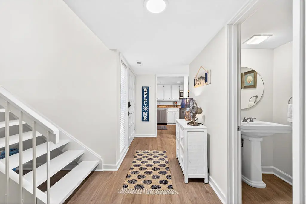 Charming Townhome with Golf Course View,On-site Pool and Short Walk to Beach!