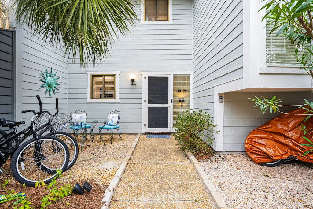 Charming Townhome with Golf Course View,On-site Pool and Short Walk to Beach!