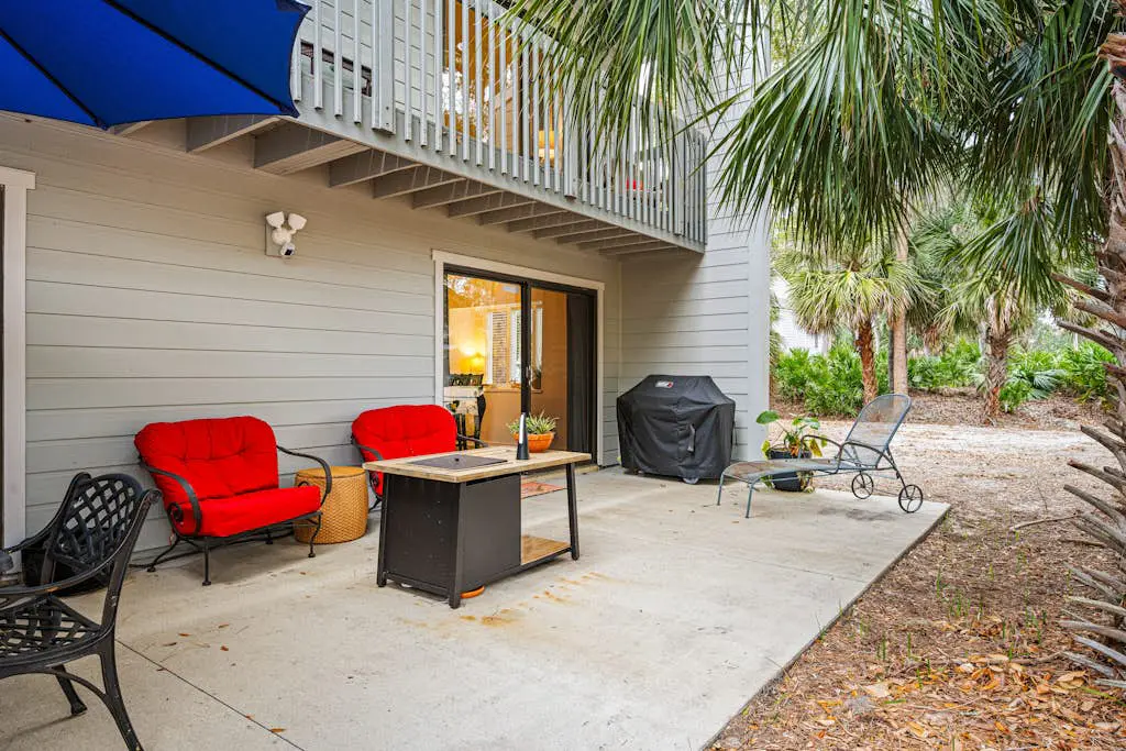 Charming Townhome with Golf Course View,On-site Pool and Short Walk to Beach!