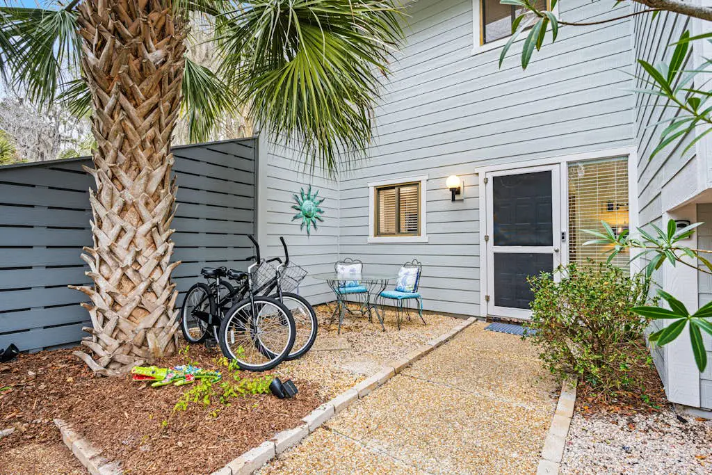 Charming Townhome with Golf Course View,On-site Pool and Short Walk to Beach!