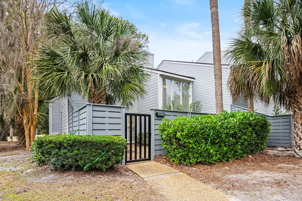Charming Townhome with Golf Course View,On-site Pool and Short Walk to Beach!