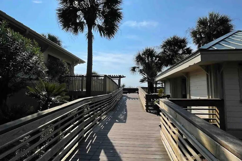 Charming Townhome with Golf Course View,On-site Pool and Short Walk to Beach!