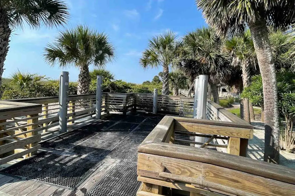 Charming Townhome with Golf Course View,On-site Pool and Short Walk to Beach!