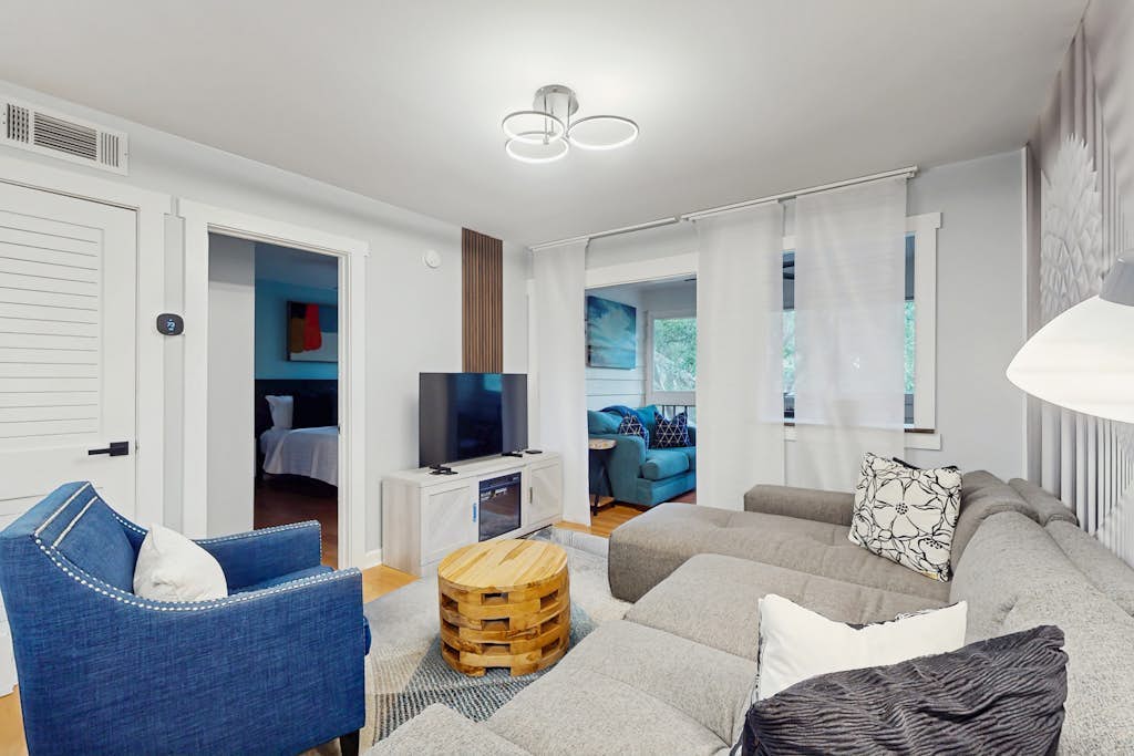 3rd Floor Condo with pools, tennis/pickleball courts, access to beach