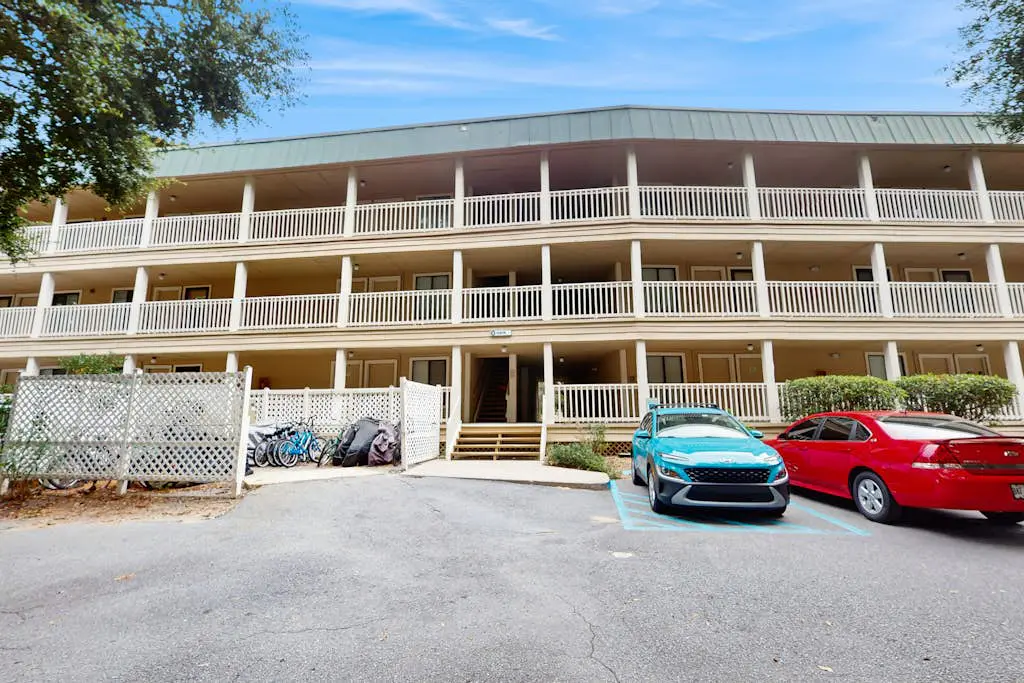 3rd Floor Condo with pools, tennis/pickleball courts, access to beach