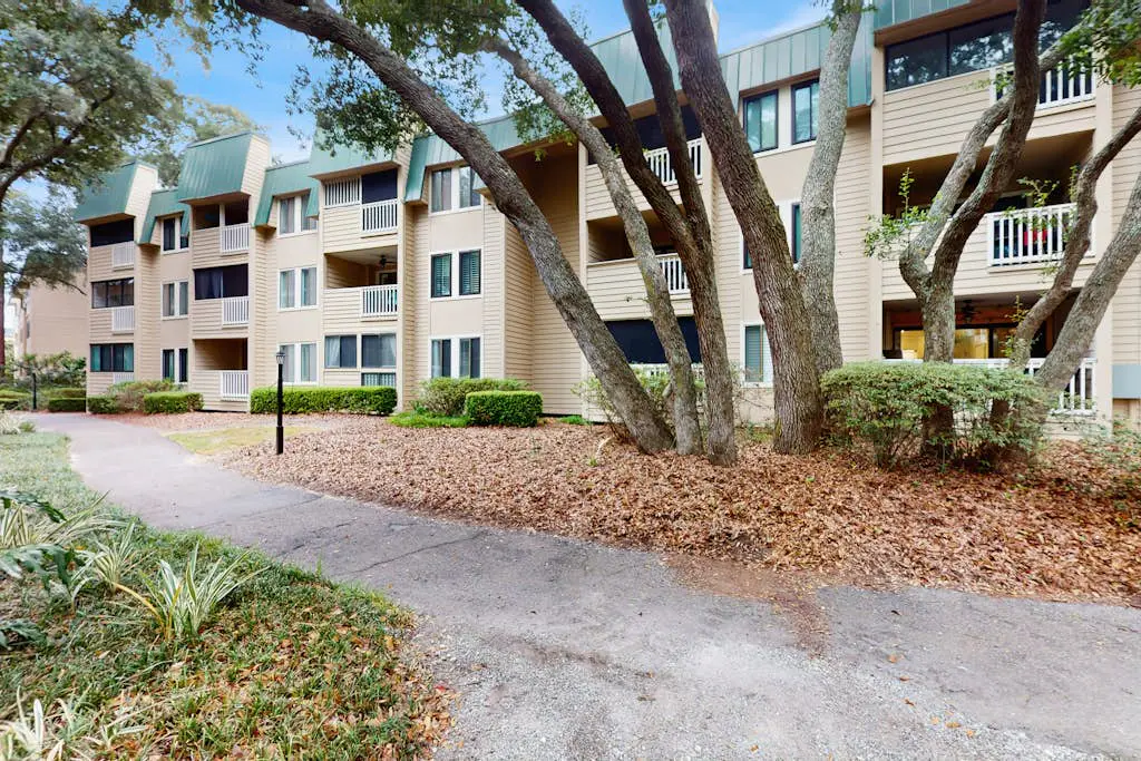 3rd Floor Condo with pools, tennis/pickleball courts, access to beach