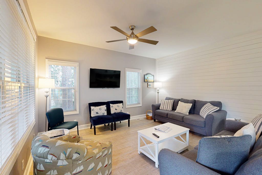 Family Friendly Condo - Across From Islanders Beach Park!