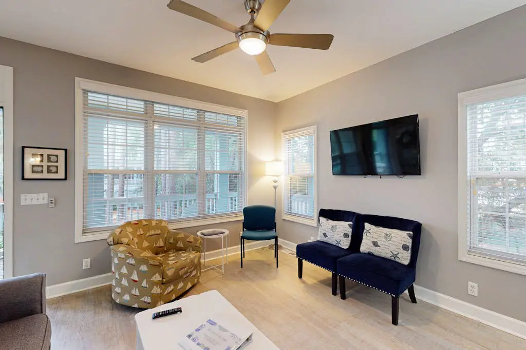 Family Friendly Condo - Across From Islanders Beach Park!