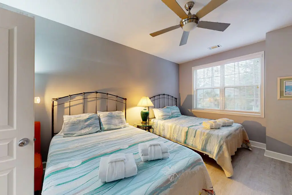 Family Friendly Condo - Across From Islanders Beach Park!