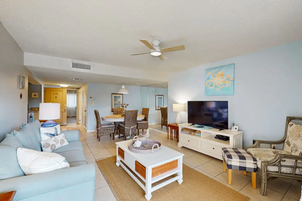 Condo with shared pool/hot tub and tennis court, free WiFi, walk to the beach