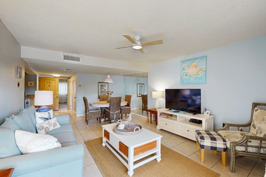 Condo with shared pool/hot tub and tennis court, free WiFi, walk to the beach