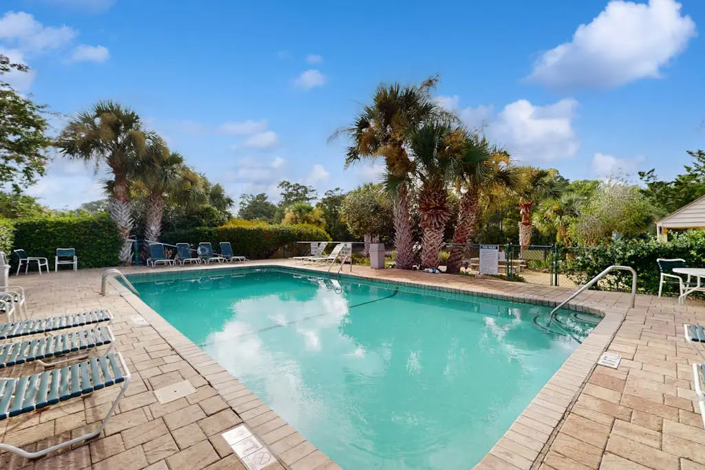 Beautiful condo close to tennis/pickleball courts, beach access, golf and pool