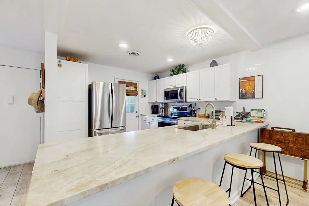 Beautiful condo close to tennis/pickleball courts, beach access, golf and pool