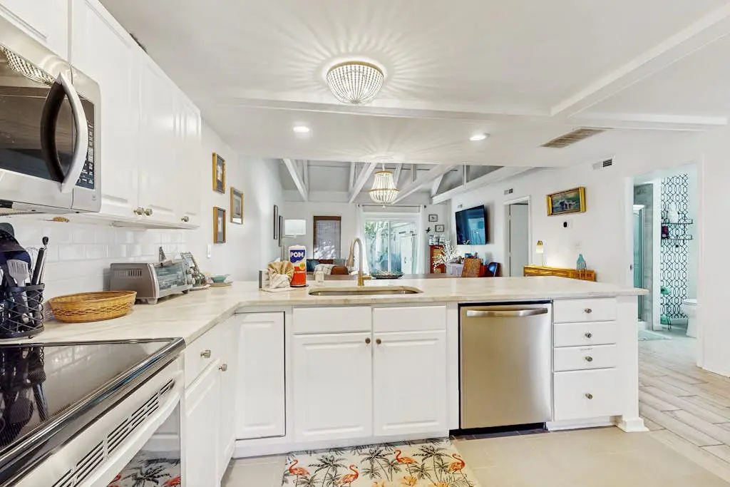 Beautiful condo close to tennis/pickleball courts, beach access, golf and pool