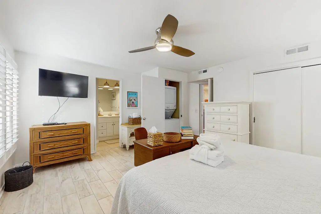 Beautiful condo close to tennis/pickleball courts, beach access, golf and pool