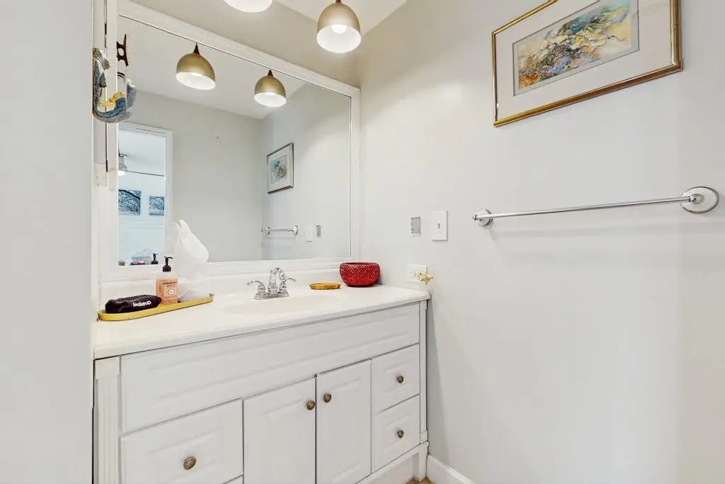 Beautiful condo close to tennis/pickleball courts, beach access, golf and pool